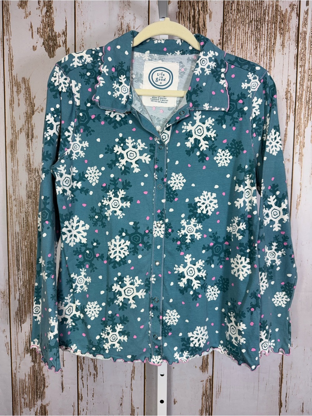 Life is Good, Snowflakes Sleep Pajama Top. Size Medium. Excellent condition!